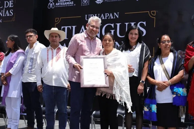 Bedolla premia a ganadores del Concurso Estatal de Artesanías