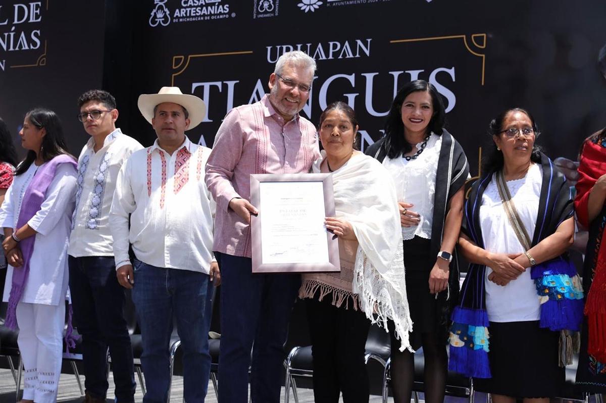 Bedolla premia a ganadores del Concurso Estatal de Artesanías
