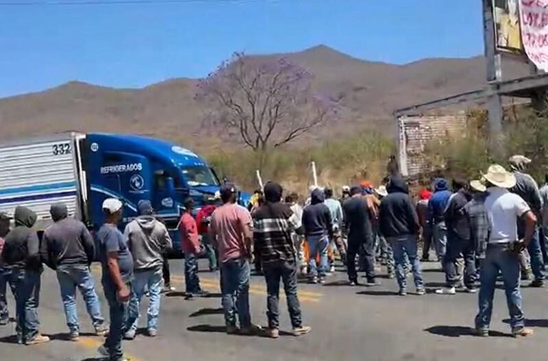 Bloquean carretera en Tangancícuaro para exigir liberación de detenidos 1