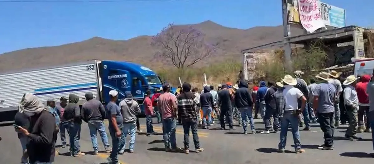 Bloquean carretera en Tangancícuaro para exigir liberación de detenidos 1