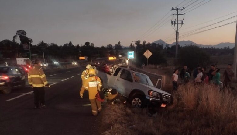 Camioneta se sale del asfalto en la Morelia-Pátzcuaro; hay 2 personas lastimadas