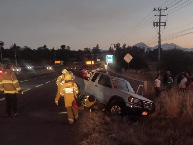 Camioneta se sale del asfalto en la Morelia-Pátzcuaro; hay 2 personas lastimadas