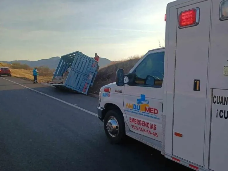 Camioneta sufre accidente en la autopista Siglo XXI; no hay heridos