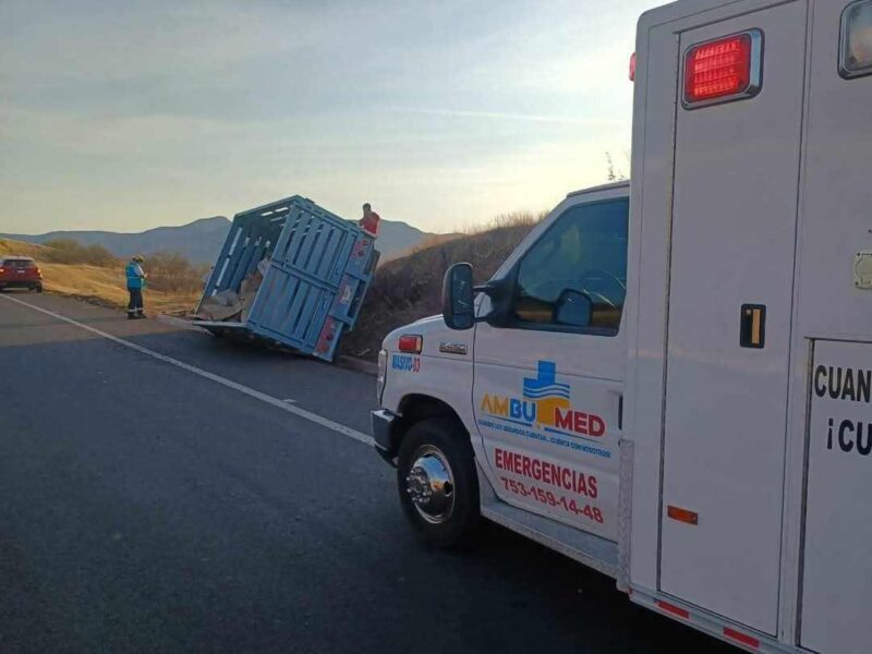 Camioneta sufre accidente en la autopista Siglo XXI; no hay heridos