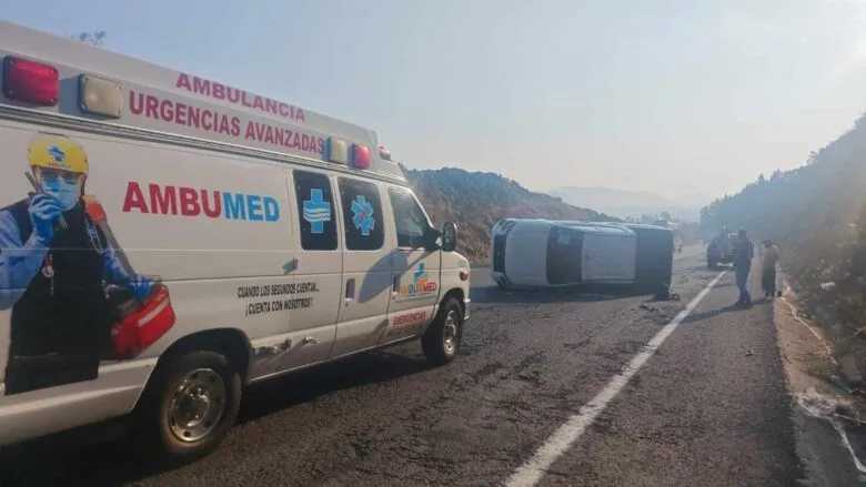 Camioneta sufre volcadura en la autopista Siglo XXI, tramo Pátzcuaro Uruapan