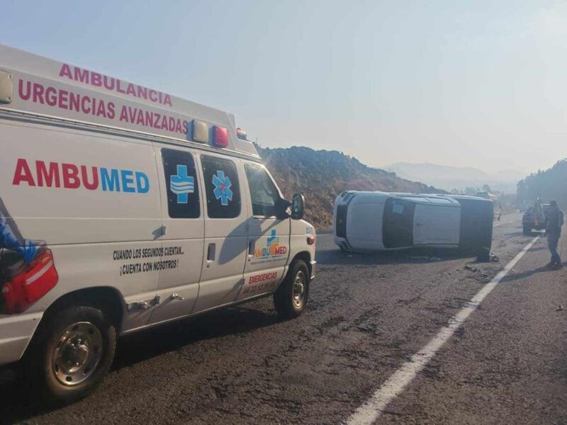 Camioneta sufre volcadura en la autopista Siglo XXI, tramo Pátzcuaro Uruapan
