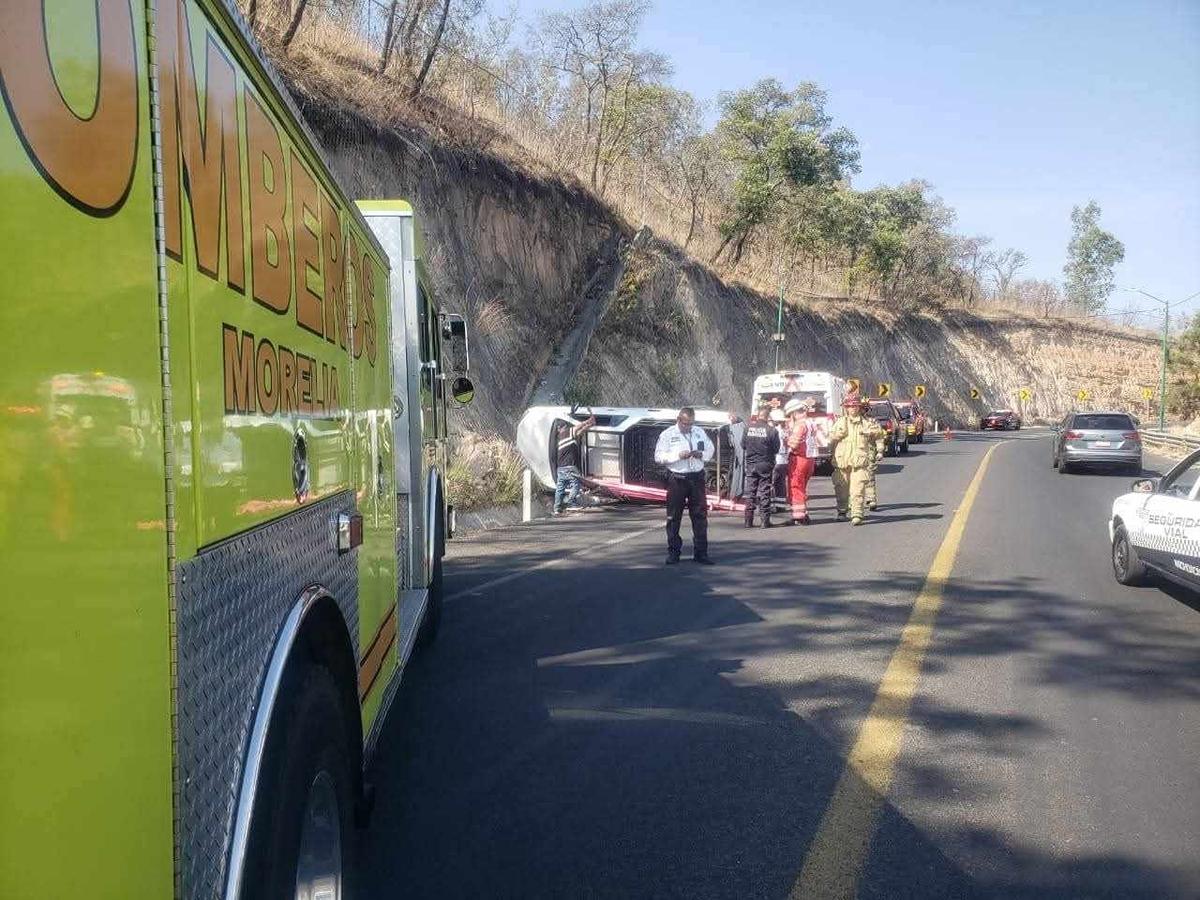 Camioneta vuelca en el Ramal Camelinas