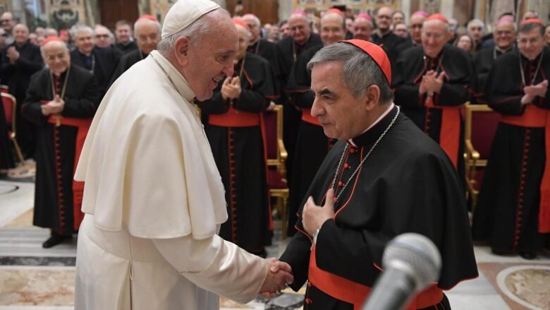 Cardenal Angelo Becciu desafía una sanción de Francisco y dice tener derecho a ir al cónclave