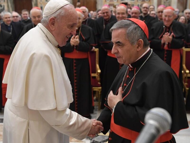 Cardenal Angelo Becciu desafía una sanción de Francisco y dice tener derecho a ir al cónclave