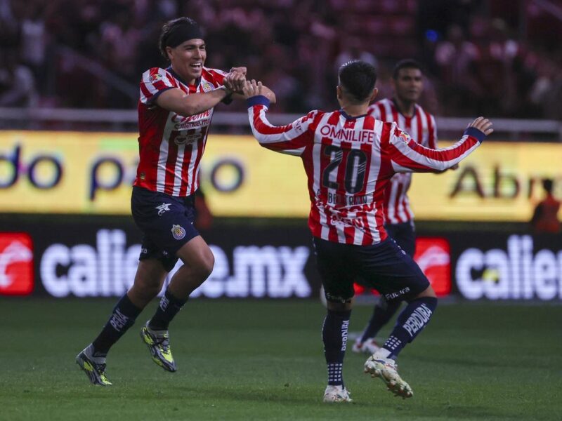 Chivas derrota al Puebla y tiene vida en el Clausura 2025