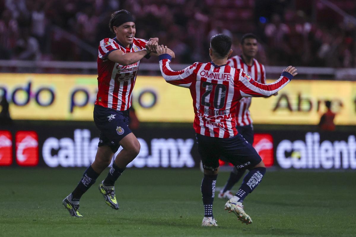 Chivas derrota al Puebla y tiene vida en el Clausura 2025