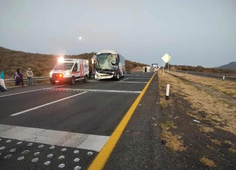 Choque de autobús y camión de carga en México - Guadalajara