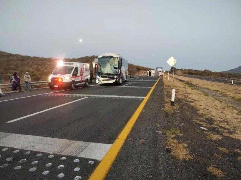 Choque de autobús y camión de carga en México - Guadalajara