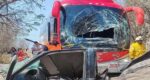 Dos heridos en choque de camioneta y autobús en Aquila