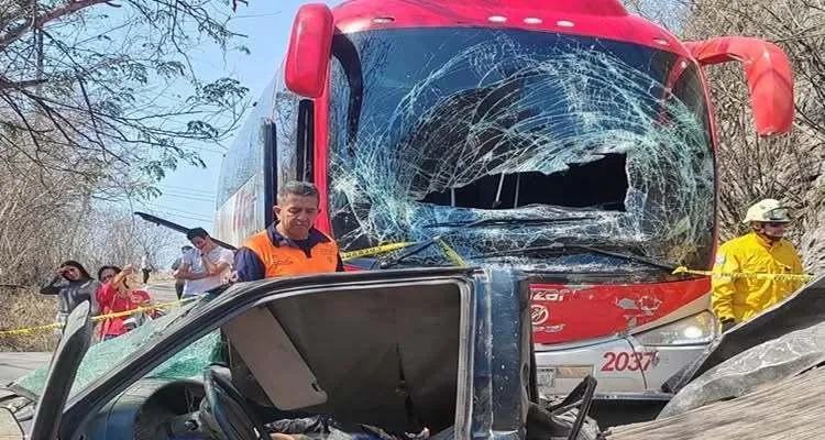 Choque de vehículos en Aquila resulta en dos heridos 1