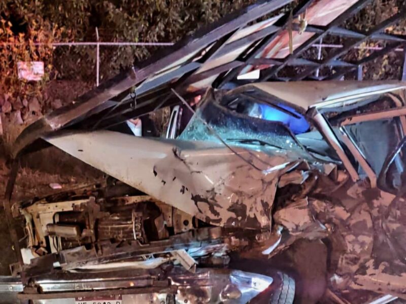 choque frontal sobre la carretera Uruapan-Paracho deja un muerto y varios heridos