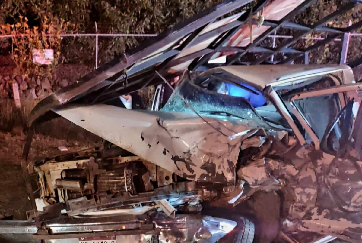 choque frontal sobre la carretera Uruapan-Paracho deja un muerto y varios heridos