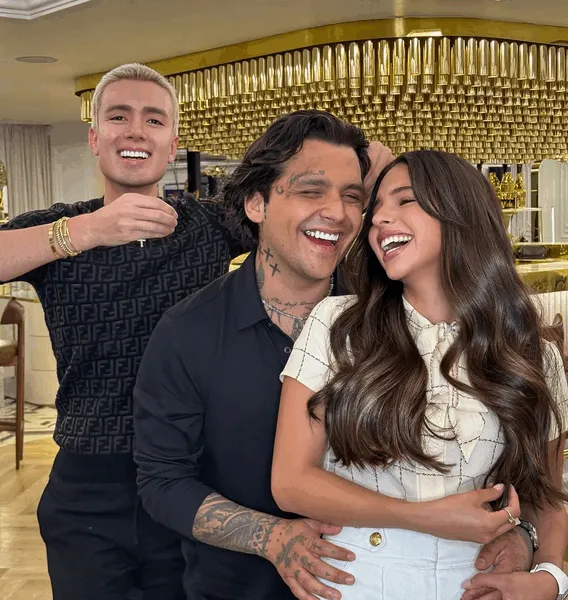 Christian Nodal y Ángela Aguilar causan revuelo en salón de belleza