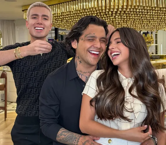 Christian Nodal y Ángela Aguilar causan revuelo en salón de belleza