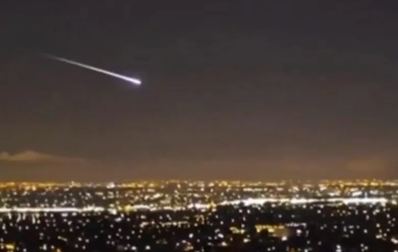 Cometa ilumina el cielo de Ciudad de México