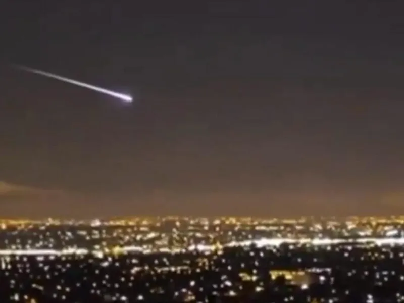 Cometa ilumina el cielo de Ciudad de México