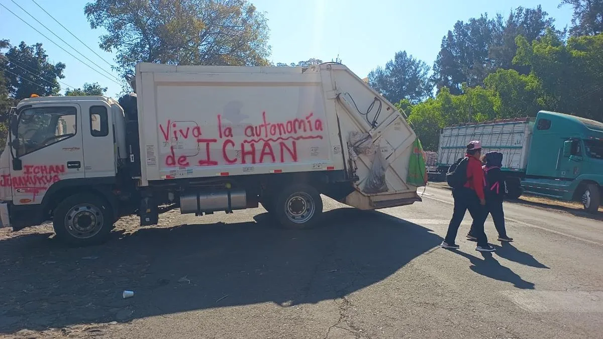 Comuneros de Ichán continuan bloque de Zamora-Carapan