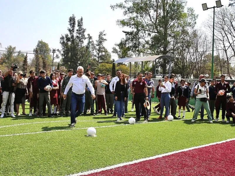 Con canchas de fútbol 7 y entrega de juguetes celebra Bedolla día del niño