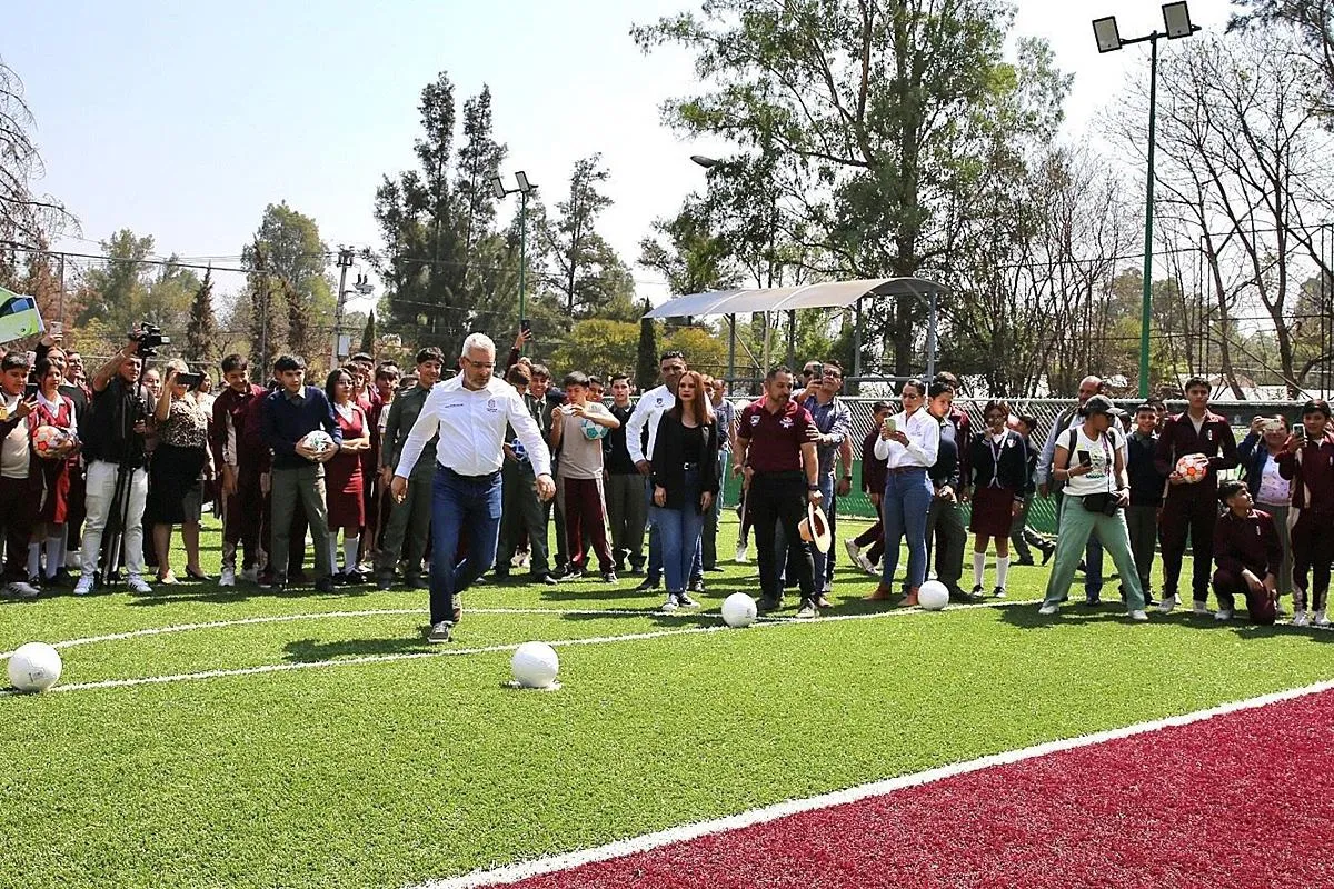 Con canchas de fútbol 7 y entrega de juguetes celebra Bedolla día del niño
