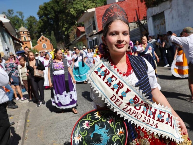 Con tradicional desfile inicia Tianguis Artesanal de Domingo de Ramos en Uruapan