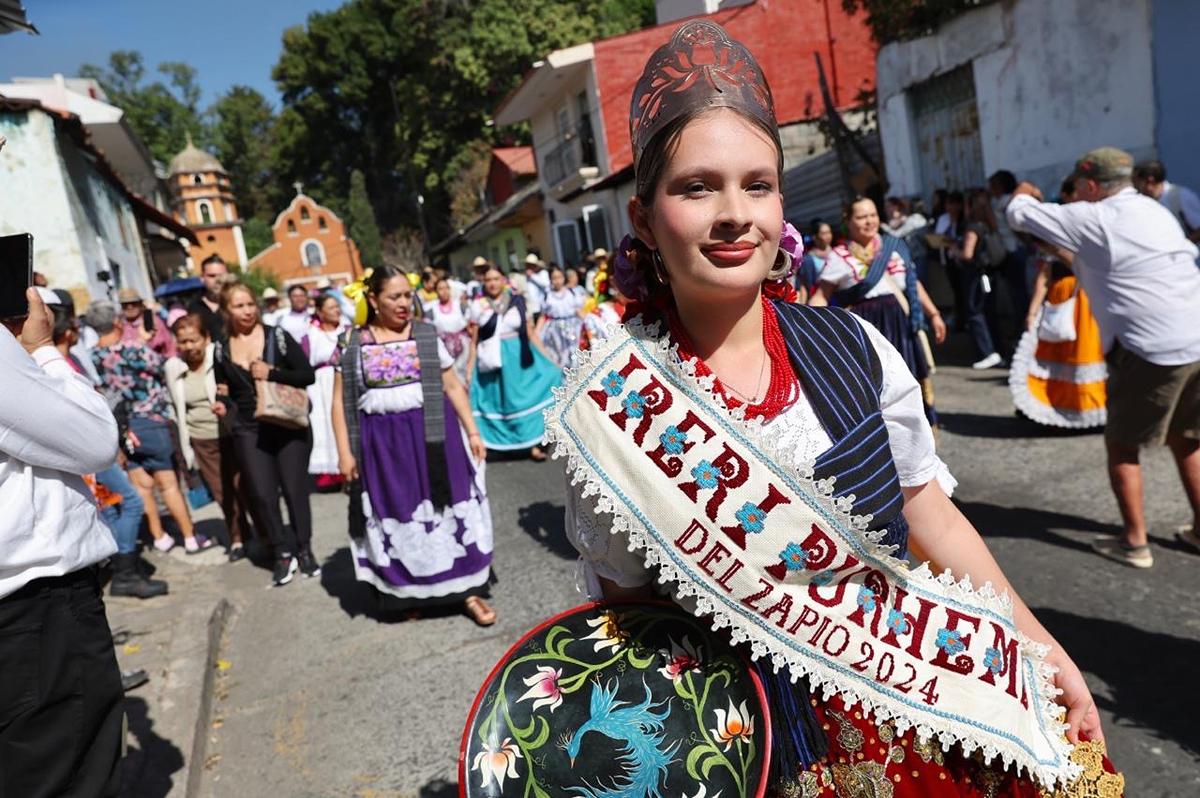 Con tradicional desfile inicia Tianguis Artesanal de Domingo de Ramos en Uruapan