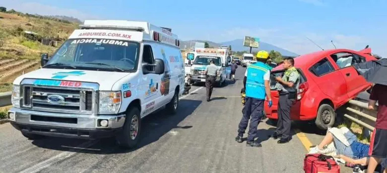 Cuatro lesionados, saldo de aparatoso accidente en la autopista Siglo XXI