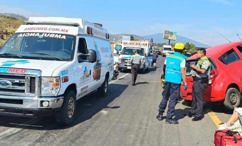 Cuatro lesionados, saldo de aparatoso accidente en la autopista Siglo XXI