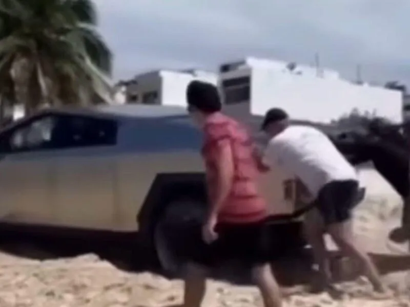 Cybertruck atrapado en playas de Yucatán