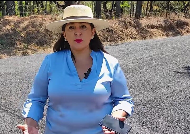 Da a conocer Alma Mireya González avances del mantenimiento vial de Atzimbo