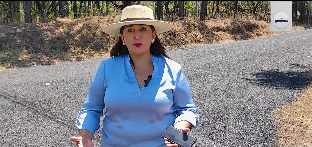 Da a conocer Alma Mireya González avances del mantenimiento vial de Atzimbo