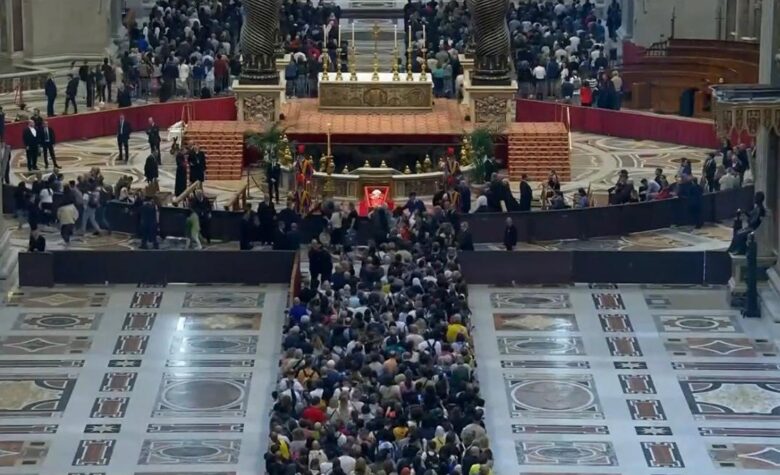 dan traslado al féretro del papa Francisco a la Basílica de San Pedro