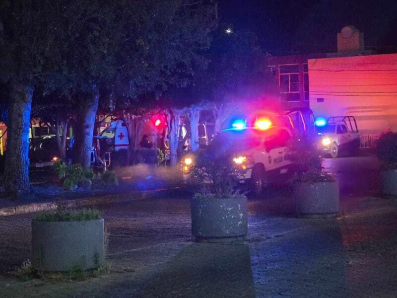 Delincuentes balean a matrimonio en un auto; el hombre muere en un hospital