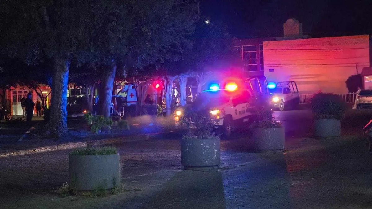 Delincuentes balean a matrimonio en un auto; el hombre muere en un hospital