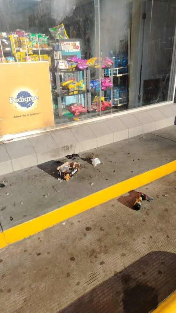 Delincuentes fallan en intento de incendiar Oxxo en Uruapan