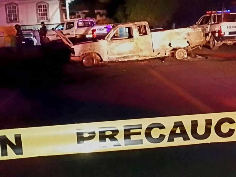 Delincuentes queman otro vehículo con un cadáver en su interior, en Álvaro Obregón