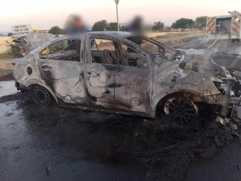 Delincuentes vuelven a quemar otro vehículo con una persona dentro, en Álvaro Obregón