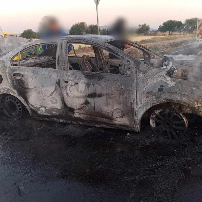 Delincuentes vuelven a quemar otro vehículo con una persona en su interior, en Álvaro Obregón