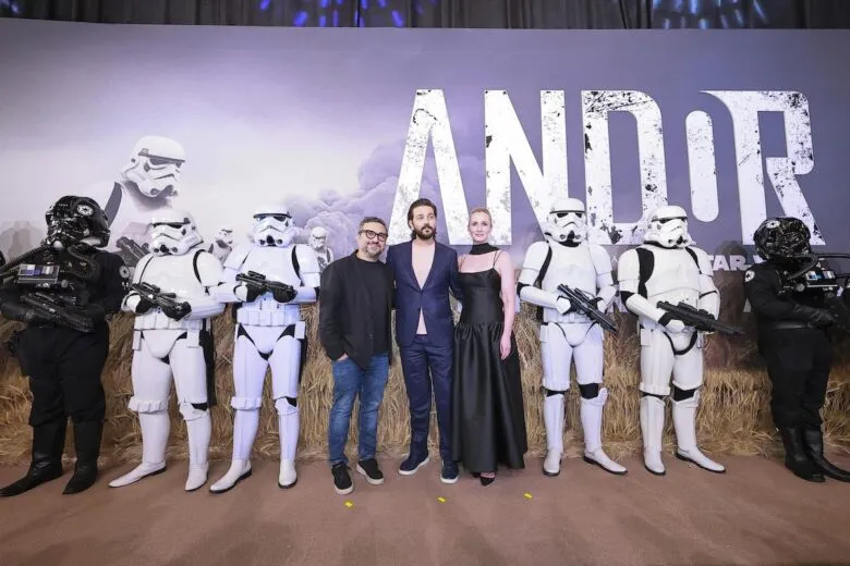 El exitoso artista mexicano, Diego Luna se despide de su papel como Cassian Andor en CDMX, celebrando la última temporada de "Andor" con fanáticos de Star Wars 1