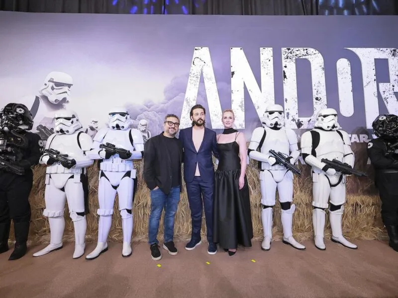 El exitoso artista mexicano, Diego Luna se despide de su papel como Cassian Andor en CDMX, celebrando la última temporada de "Andor" con fanáticos de Star Wars 1