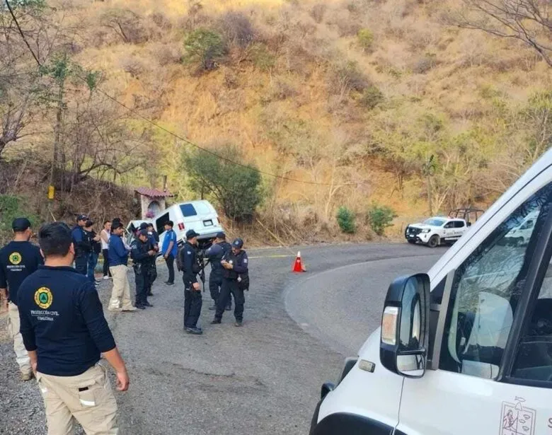 Dos comerciantes mueren prensados al chocar su camioneta contra un paredón