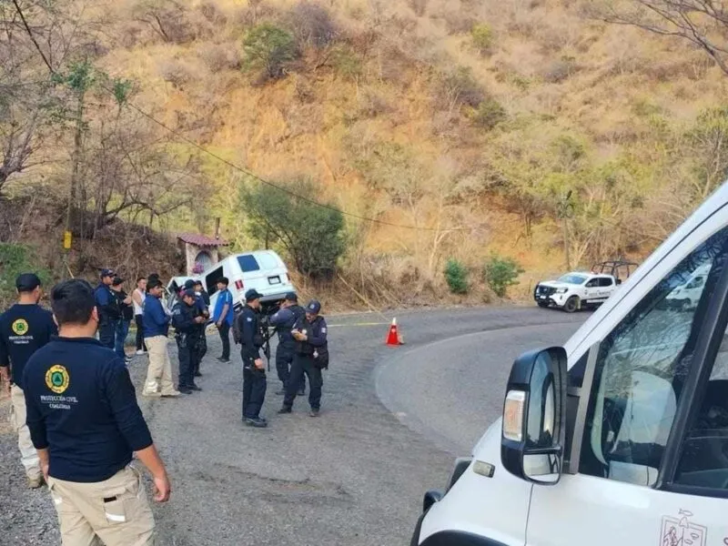 Dos comerciantes mueren prensados al chocar su camioneta contra un paredón