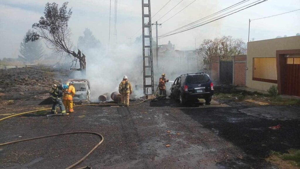 Dos vehículos terminan calcinados en incendio de pastizal en Zacapu