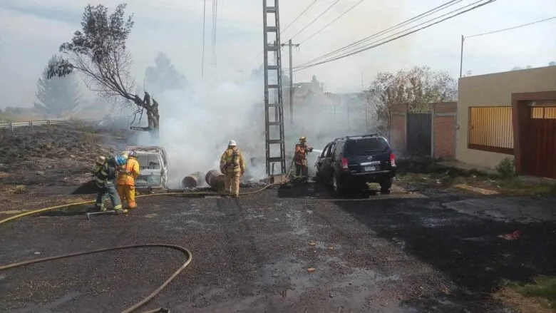 Dos vehículos terminan calcinados en incendio de pastizal en Zacapu