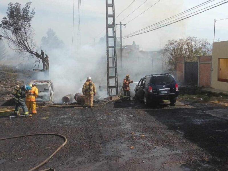 Dos vehículos terminan calcinados en incendio de pastizal en Zacapu