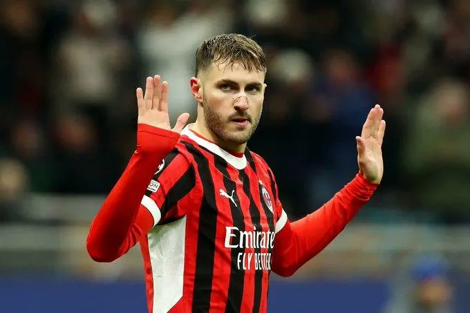El mexicano Santiago Giménez rompe sequía y anota en el triunfo del Milan sobre Venezia en la Serie A.